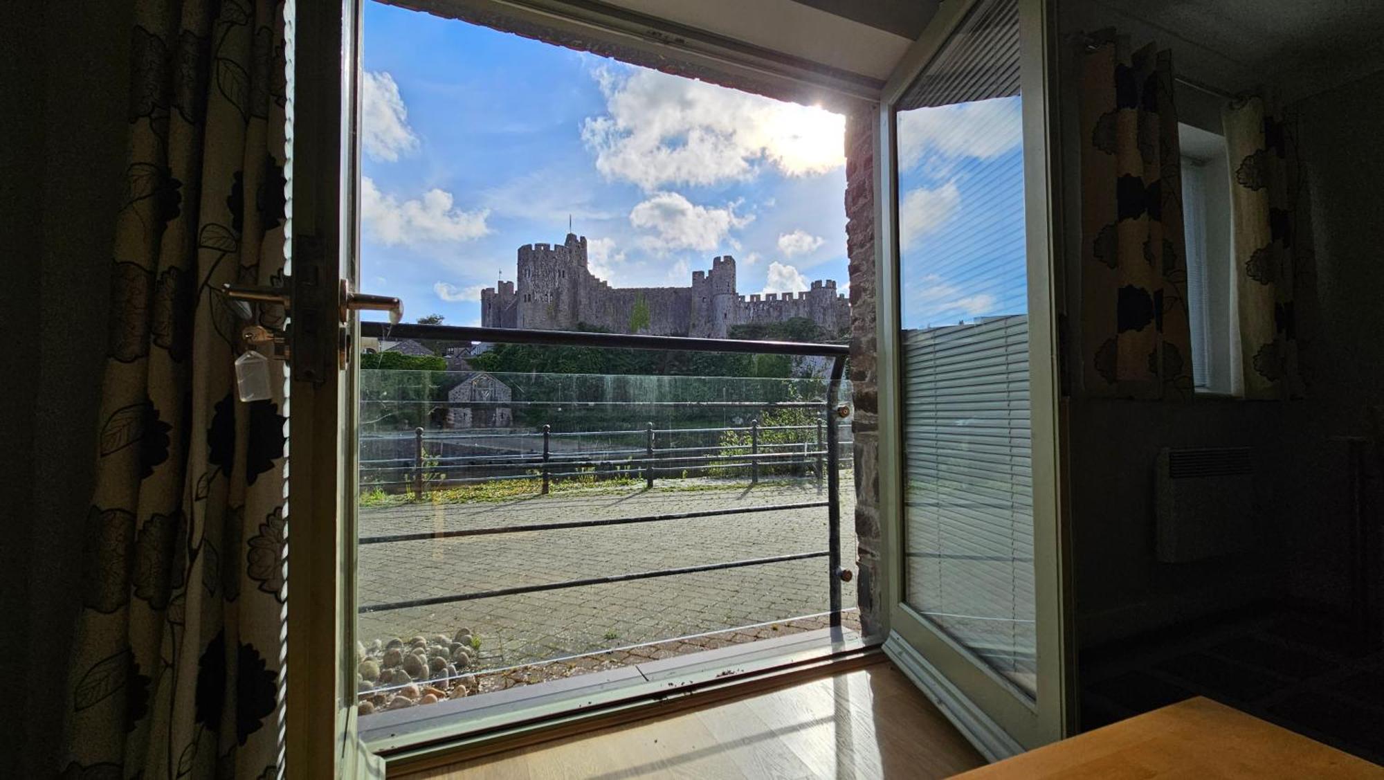 彭布罗克Castle Pond House公寓 外观 照片