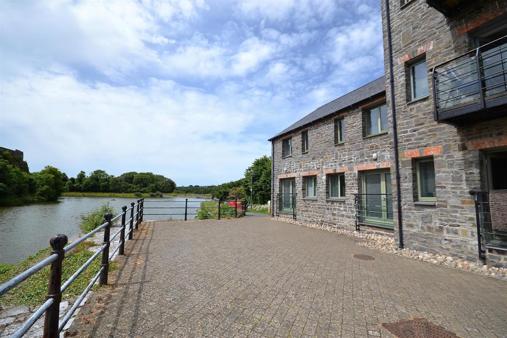 彭布罗克Castle Pond House公寓 外观 照片